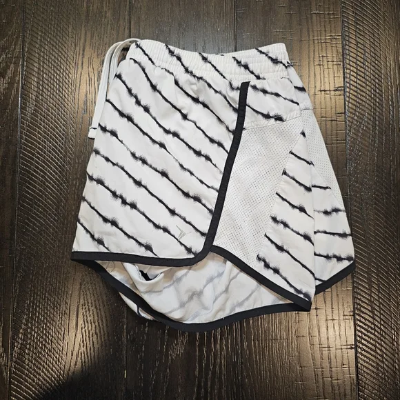 Old Navy Active Shorts - Picture 3 of 7